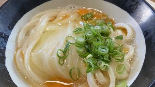 長い行列のうどん屋