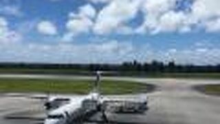 半円を描くコンパクトなターミナルビル