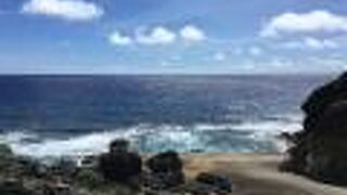 岩礁をくり抜いて作られた人工のプール