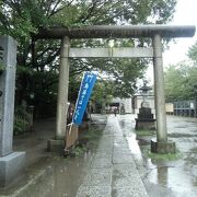 境内社の東官守稲荷神社が目立ちます