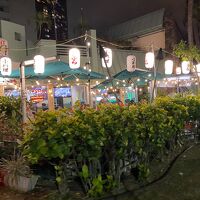 ホテル入り口にあるレストラン。提灯が日本っぽいですね。