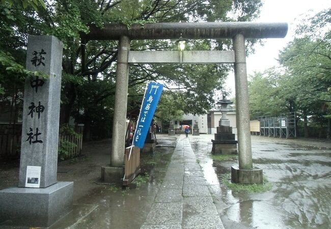 境内社の東官守稲荷神社が目立ちます