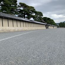 今は静かで平和な御所の風景です。