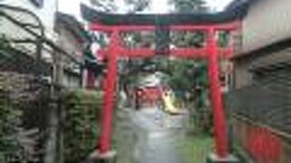 幾本もの奉納幟がはためく社殿はなかなか賑やか