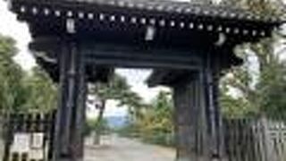 なまなましい弾痕跡など、今でも戦いの跡が残っています。