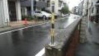 住宅街に続く長いレンガの堤防跡はちょっと他では見られない