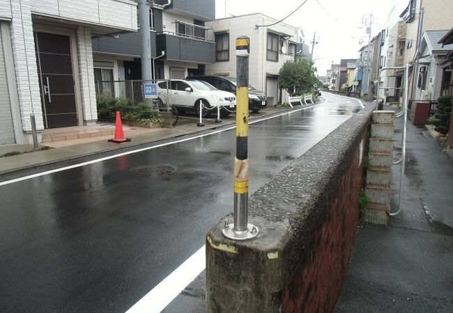 住宅街に続く長いレンガの堤防跡はちょっと他では見られない