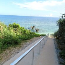 有料駐車場横の狭い道の先にハートロック。