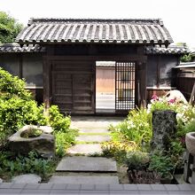 趣きがある庭にも季節の風～