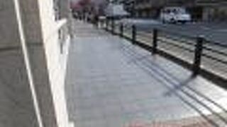 名前の通り三条通りにある橋で白川に架かっています