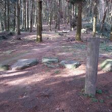 登山道途中にある礎石群