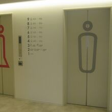 ２Ｆから客室に戻る場合、異性のエレベーターは使用不可です