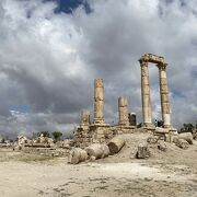 古代遺跡とアンマンの街を一望