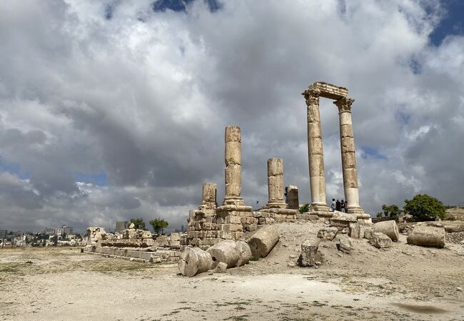 古代遺跡とアンマンの街を一望