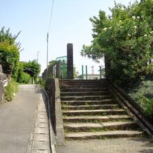 橋の先にある旧陣屋への石段（現在の三池小学校）