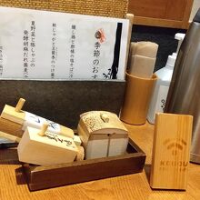 美味しい蕎麦屋の証、京都原了郭の黒七味の木筒が置いてある