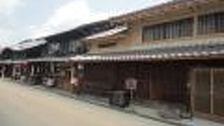 観光客が行き交う通り