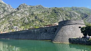 山上まで続くコトルの城壁
