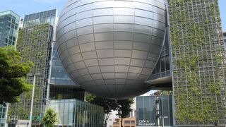 建物の一部が球体