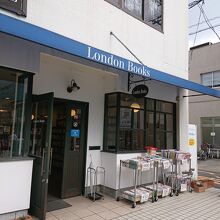 おしゃれなお店の外観です。