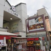 小町通りにあるお土産店、飲食店モール