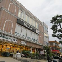 若宮大路沿いにある店舗