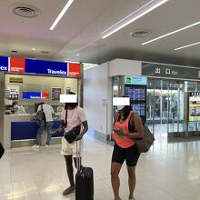 第１ターミナルの乗り場はフライトショップ脇から。