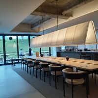 カフェバー 朝食はここか、ガラスの向こうのテラスで