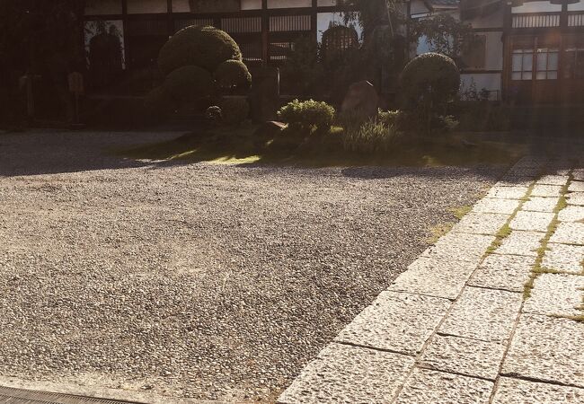 本堂前に整備された木々