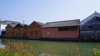 お堀の脇に並んで建つ赤いレンガの蔵３棟