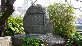 「広ごれる春曙の水輪かな」の句碑