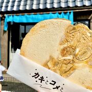 「M pantry」目の前で焼いてくれる！焼きたての牡蠣煎餅が食べられるお店♪