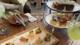 ザ タヴァン グリル＆ラウンジ