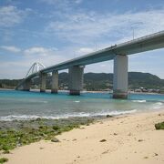 橋上から綺麗な海がみられます