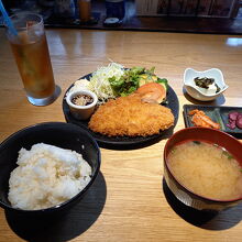 トンカツ定食968円
