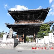 山荘を元にしたお寺（棲霞寺）内の釈迦堂とは思えない豪華な造り