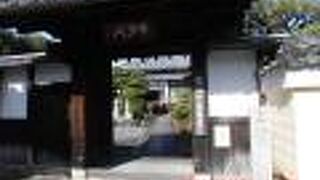 大覚寺に属していたが、明治以降、浄土宗知恩院派に属し、現在は清凉寺の境内塔頭