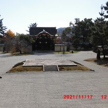 大覚寺勅使門と石舞台（旧五大堂跡）