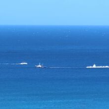 沖合に曳航される潜水艦①