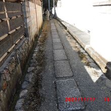 住宅の横の路地を進みます