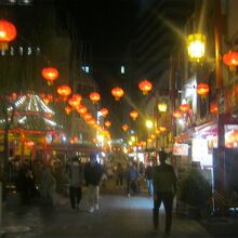 夜の南京町広場の様子