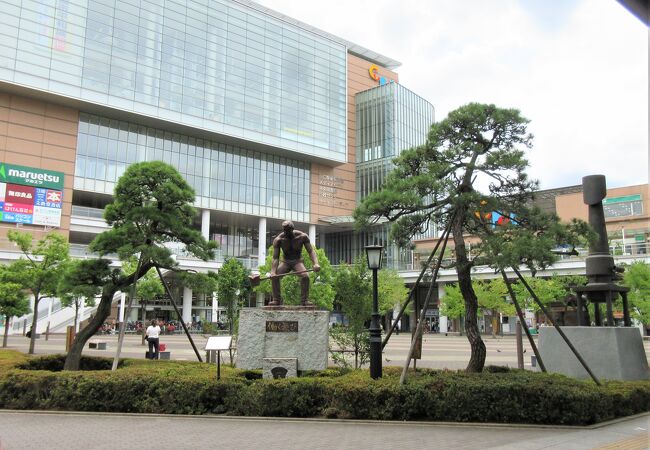 駅近で、スーパーのマルエツ、レストラン、中央図書館、行政センターまで入っていて便利