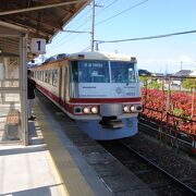 魚津駅に隣接する富山地方鉄道の駅です。