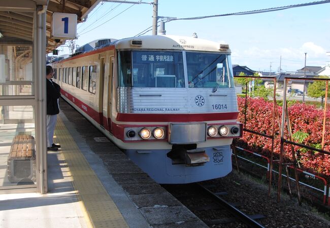 魚津駅に隣接する富山地方鉄道の駅です。