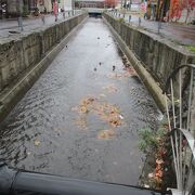 小樽運河へと流れる小さな川