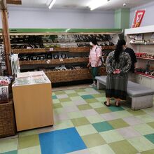 地元の加工食品が多いので友人に土産も購入。