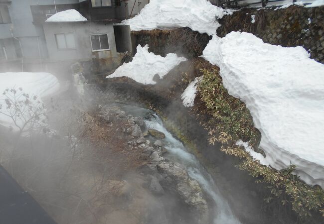 蔵王温泉高湯通り入り口近くの滝