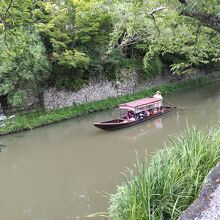 手漕ぎ和舟でお堀めぐり。