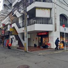 稲荷小路にあります。