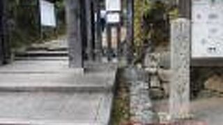 紅葉の美しい小倉山の中腹にある日蓮宗の寺院